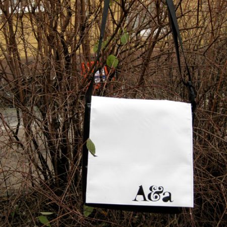 Umhängetasche, Kuriertasche, LKW-Plane, Autogurt, krambeutel, schwarz weiß, Logo