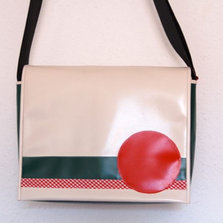 Umhängetasche Kuriertasche krambeutel maßgeschneidert LKW-Plane weiß grün rot