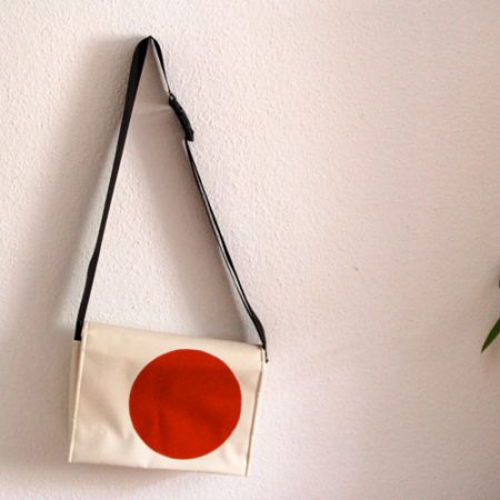 Umhängetasche, Kuriertasche, LKW-Plane, Autogurt, krambeutel, weiß mit rotem Kreis, individuell, maßgeschneidert