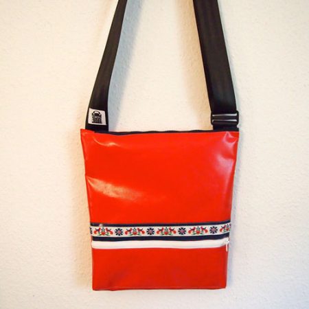 flache Umhängetasche mit Tracht