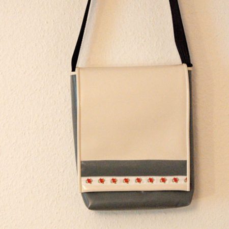 Umhängetasche weiss mit Blümchen