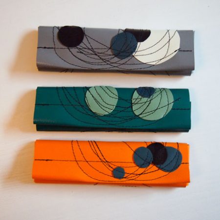 Mäppchen mit drei Gummischlaufen und wirren Kreisen