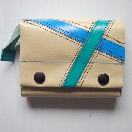 Geldbeutel mit bläulichen Streifen