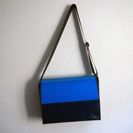 Umhängetasche mit Blockstreifen