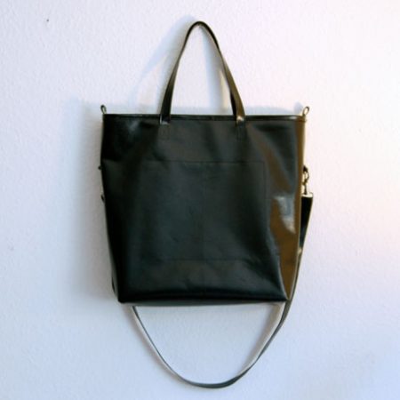 schwarze Tasche aus LKW-Plane / krambeutel.de