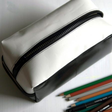 Waschbeutel Federmäppchen aus LKW Plane von krambeutel Deine Wunschtasche schwarz weiß Maßanfertigung aus München www.krambeutel.de Stefanie Ramb