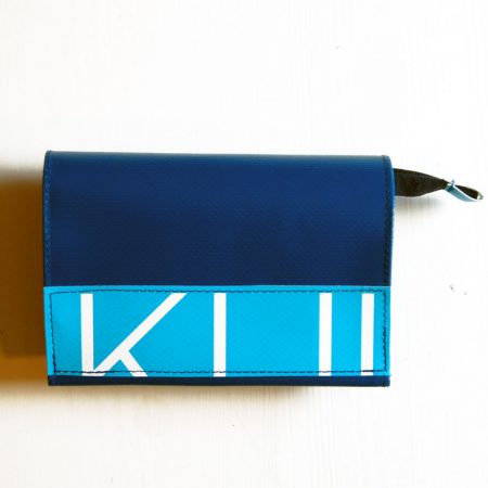 überarbeiteter Schnitt des kleinen Geldbeutels, mit diversen Fächern für Kleingeld, Scheingeld, Karten und Kleinzeug wie Briefmarken. davon 1 Fach mit Reißverschluss Verschlossen wir der Geldbeutel mit Klettverschluss Größe geschlossen und leer: Breite 12 cm, Höhe 7,5 cm, Tiefe 2 cm