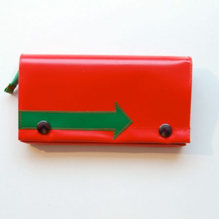 Geldbeutel XL aus LKW-Plane, rot mit grünem Pfeil / www.krambeutel.de / krambeutel Deine Wunschtasche / Stefanie Ramb München