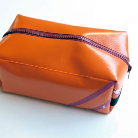 Waschbeutel Kulturbeutel Federmäppchen orange mit pinken Streifen aus LKW-Plane / www.krambeutel.de / Stefanie Ramb München / krambeutel Deine Wunschtasche
