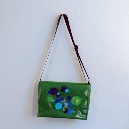 Umhängetasche messenger bag aus LKW-Plane, grün mit Kreisen / www.krambeutel.de / krambeutel Deine Wunschtasche / Stefanie Ramb München