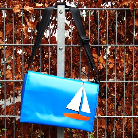 Umhängetasche mit Segelboot aus LKW-Plane, handgemacht in München, www.krambeutel.de, krambeutel Deine Wunschtasche Stefanie Ramb