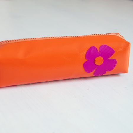 Federmäppchen aus LKW-Plane mit Blume und Schrift krambeutel Deine Wunschtasche www.krambeutel.de Stefanie Ramb München