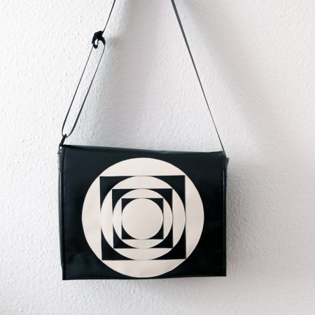 Umhängetasche aus LKW Plane mit geometrischem Muster krambeutel Deine Wunschtasche www.krambeutel.de Stefanie Ramb München