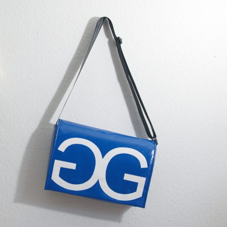 Umhängetasche aus LKW-Plane mit individuellem Logo, handgemacht in München. krambeutel Deine Wunschtasche www.krambeutel.de Stefanie Ramb