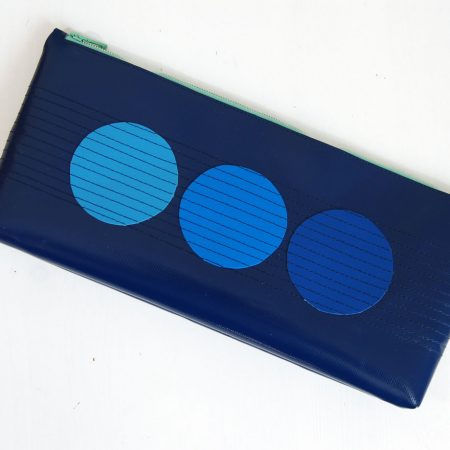 breites Reißverschlusstäschchen aus LKW-Plane für z.B. Reiseunterlagen. / krambeutel Deine Wunschtasche www.krambeutel.de Stefanie Ramb München maßgefertigte Taschen und Beutel aus München