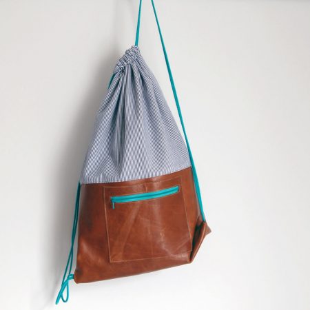 Turnbeutel-Rucksack aus Leder und Baumwolldenim. krambeutel Deine Wunschtasche Stefanie Ramb München www.krambeutel.de. Maßgefertigte Taschen und Beutel aus München