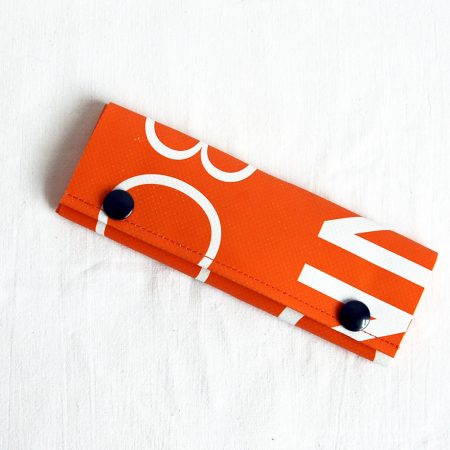 Mäppchen mit vier Gummischlaufen für vier Stifte. krambeutel Deine Wunschtasche München. www.krambeutel.de Stefanie Ramb Maßgeschneiderte Beutel, handgemacht in München / aus LKW Plane, Bannern, Leder