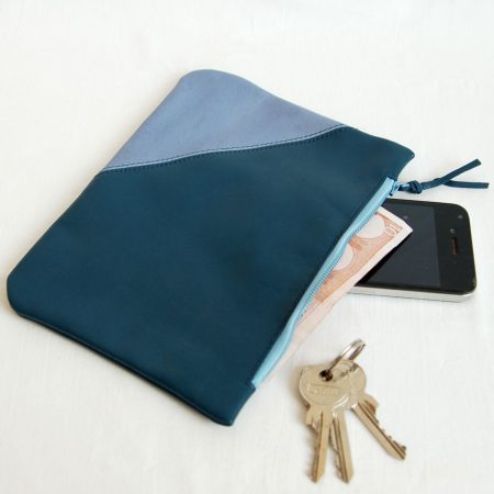 Lederetui mit Reißverschluss in blau mit abgesetzter hellblauer Ecke aus weichem Lammleder. krambeutel Deine Wunschtasche www.krambeutel.de maßgeschneiderte Beutel aus München Stefanie Ramb