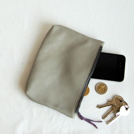 Lederetui mit Reißverschluss in grau aus weichem Lammleder. krambeutel Deine Wunschtasche www.krambeutel.de maßgeschneiderte Beutel aus München Stefanie Ramb