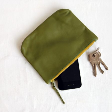 Lederetui mit Reißverschluss in grün aus weichem Lammleder. krambeutel Deine Wunschtasche www.krambeutel.de maßgeschneiderte Beutel aus München Stefanie Ramb