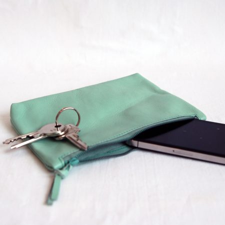 Lederetui mit Reißverschluss in türkis aus weichem Lammleder. krambeutel Deine Wunschtasche www.krambeutel.de maßgeschneiderte Beutel aus München Stefanie Ramb