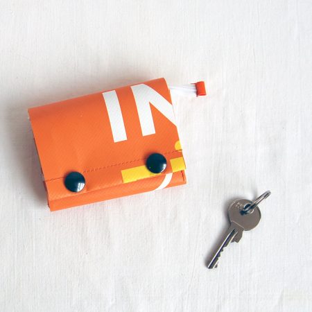 Schlüsseltäschchen-Geldbeutel für die Hosentasche aus einem ehemaligen Werbebanner / krambeutel Deine Wunschtasche / maßgefertigte Beutel aus LKW-Plane und Leder / Recycling und Upcycling / Stefanie Ramb München