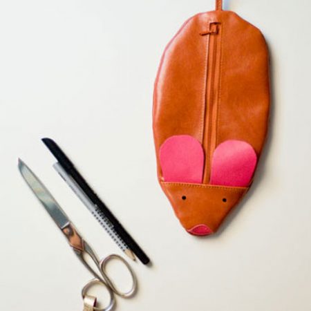 Mäppchen in Mausform aus rotbraunem Leder, mit pinken Ohren, handgemacht von krambeutel Deine Wunschtasche in München Stefanie Ramb www.krambeutel.de