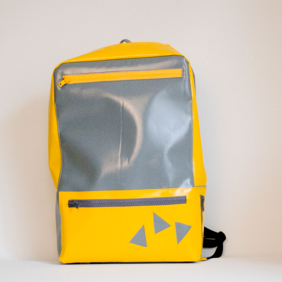 Rucksack von krambeutel Deine Wunschtasche aus LKW-Plane gelb grau mit Dreiecken. Handgemacht von Stefanie Ramb in München.