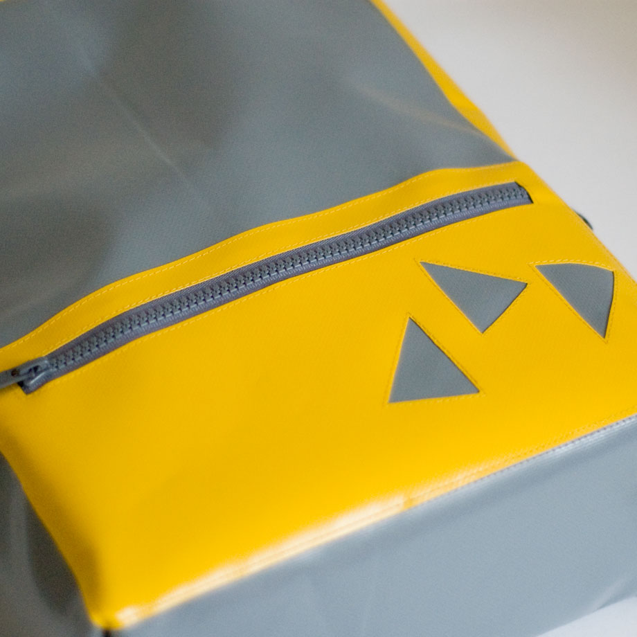 Rucksack von krambeutel Deine Wunschtasche aus LKW-Plane gelb grau mit Dreiecken. Handgemacht von Stefanie Ramb in München.