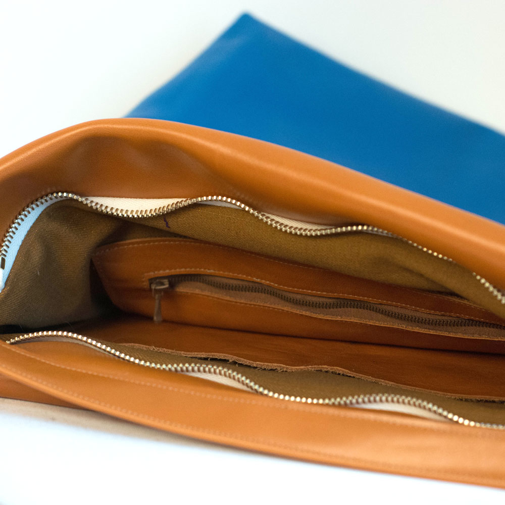 Wunschtasche aus blauem und braunem weichem Echtleder. Handgefertigt von krambeutel Deine Wunschtasche in München