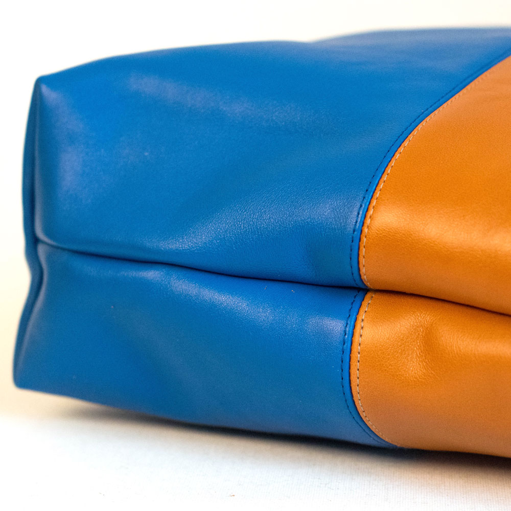 Wunschtasche aus blauem und braunem weichem Echtleder. Handgefertigt von krambeutel Deine Wunschtasche in München