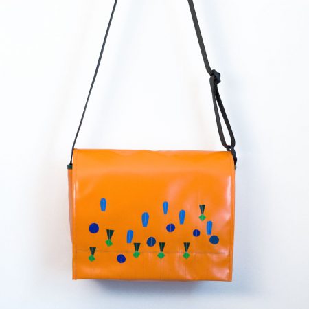 Umhängetasche aus LKW-Plane, orange/blau, handgenäht in München von krambeutel Deine Wunschtasche, www.krambeutel.de, Stefanie Ramb