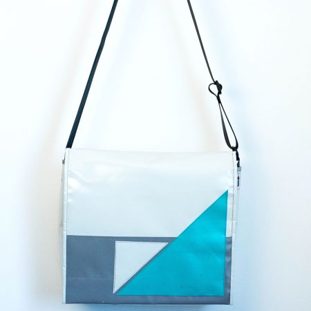 Umhängetasche aus LKW-Plane, weiß/grau mit Dreiecken, handgenäht in München von krambeutel Deine Wunschtasche, www.krambeutel.de, Stefanie Ramb