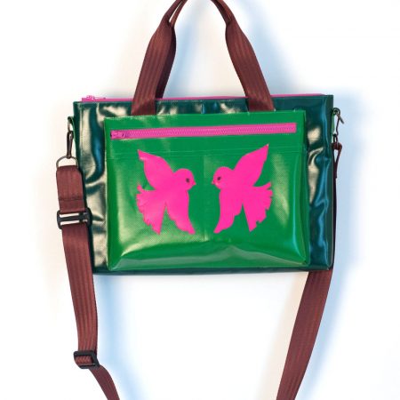 Laptoptasche aus LKW-Plane nach Kundenentwurf, grün mit pinken Vögeln, gefüttert mit weichem Wollfilz. Handgemacht in München von krambeutel Deine Wunschtasche / Stefanie Ramb / www.krambeutel.de