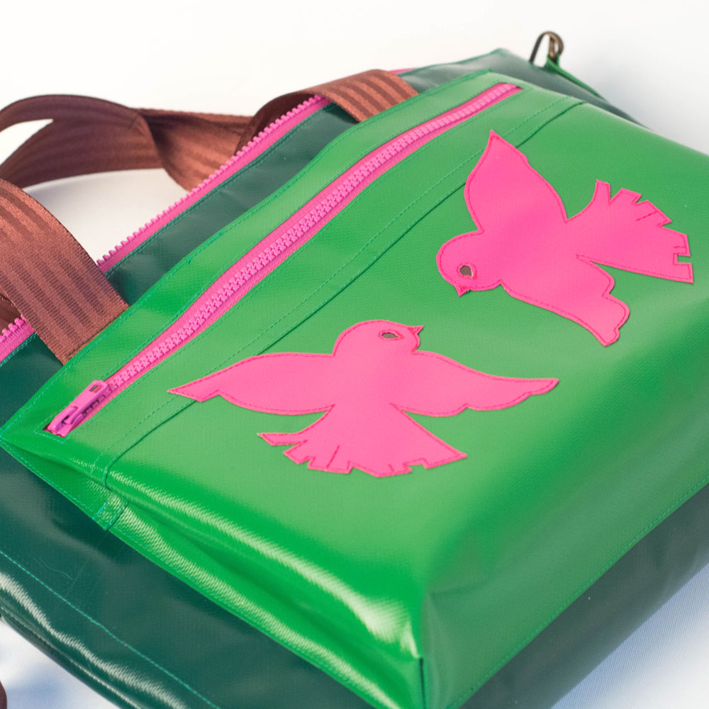 Laptoptasche aus LKW-Plane nach Kundenentwurf, grün mit pinken Vögeln, gefüttert mit weichem Wollfilz. Handgemacht in München von krambeutel Deine Wunschtasche / Stefanie Ramb / www.krambeutel.de