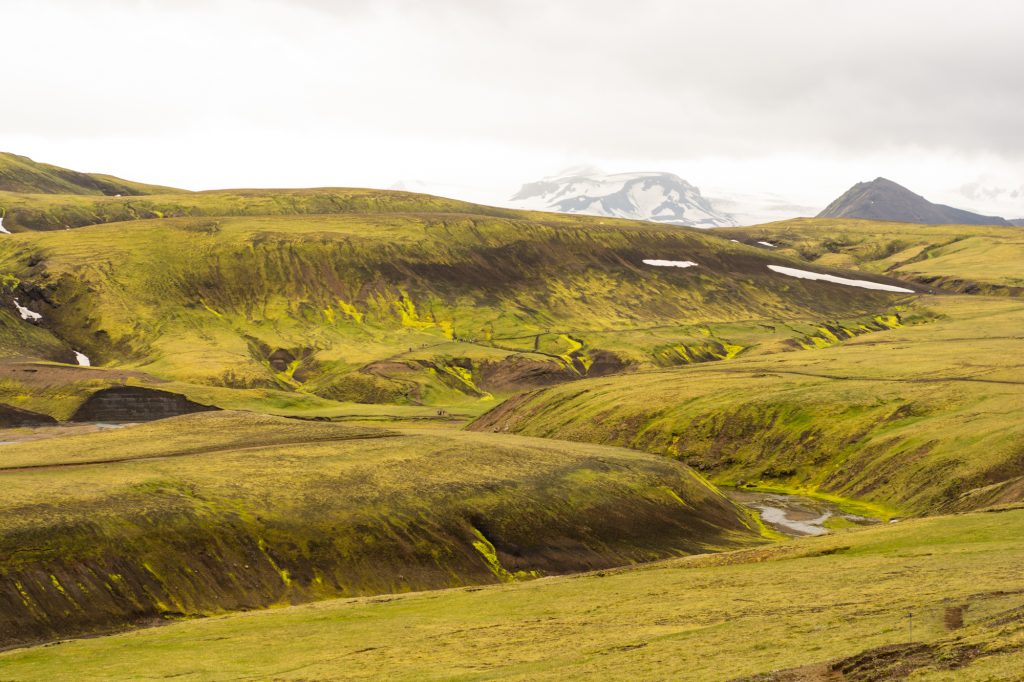 Frau krambeutel unterwegs auf dem Laugavegur in Island. Fernwanderjahr 2017
