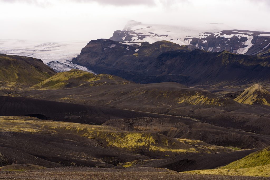 Frau krambeutel unterwegs auf dem Laugavegur in Island. Fernwanderjahr 2017