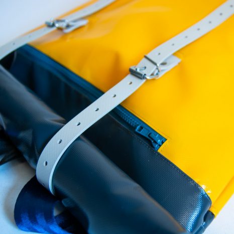 Rucksack aus Plane und Leder krambeutel