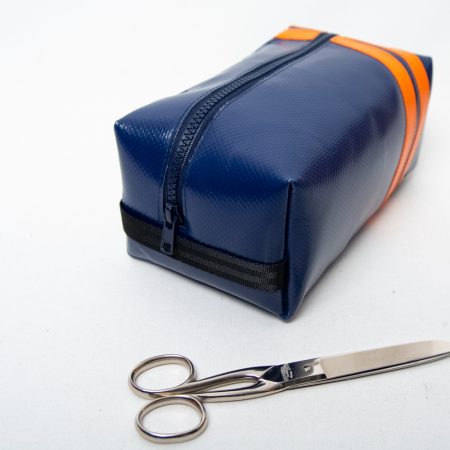 Planen-Waschbeutel mit Streifen