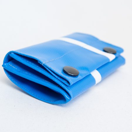 hellblauer Planengeldbeutel mit Streifen