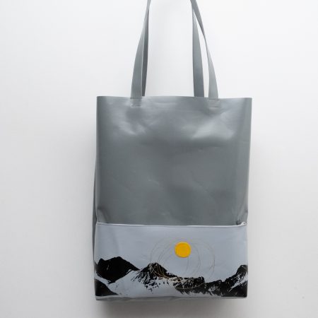 graue Planentasche mit Siebdruck "Sonnentag in den Bergen"