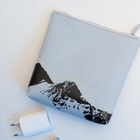 hellgraues Reissverschluss Etui "Vestrahorn"