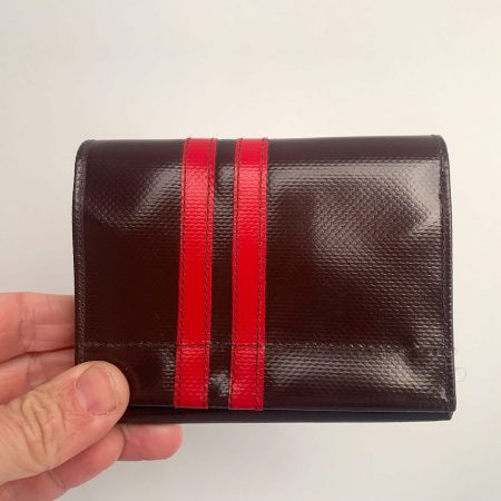 brauner Planengeldbeutel mit roten Streifen