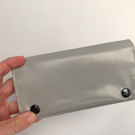 Hellgrauer Geldbeutel XL