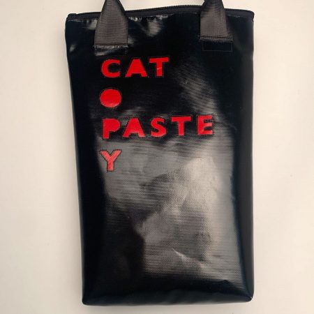 Handtasche aus schwarzer Plane CAT COPY PASTE