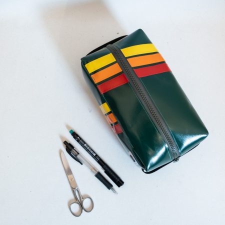 Waschbeutel aus Plane mit Diagonalstreifen