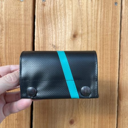 schwarzer Planengeldbeutel mit Streifen